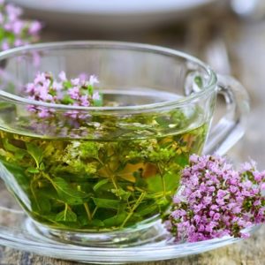دمنوش آویشن در فنجان شفاف