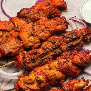 ادویه تندوری و جوجه کباب مرینت شده و کباب شده با آن