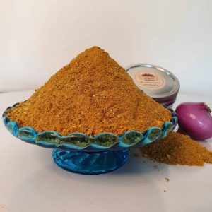 پودر آویشن شیرازی حاصل فرآوری برگ‌های خشک و آسیاب‌شده گیاه Zataria multiflora است که از مناطق گرم و خشک ایران، به‌ویژه استان‌های فارس و کرمان، به دست می‌آید. این محصول به دلیل بوی خوش و ویژگی‌های گیاه‌دارویی منحصربه‌فرد، جایگاه ویژه‌ای در میان ادویه‌ها دارد. علاوه بر کاربرد گسترده در پخت‌وپز، آویشن شیرازی در حوزه‌های طب سنتی و صنایع داروسازی نیز به دلیل خواص درمانی متنوع، مورد توجه قرار گرفته است. ادویه کباب تابه‌ای
